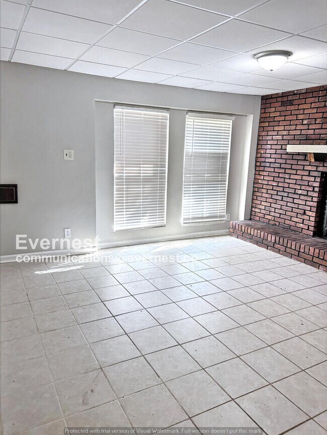 Foto del edificio - 2902 Tall Tree Ln