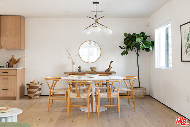 Building Photo - 2020 N Vista Del Mar Ave