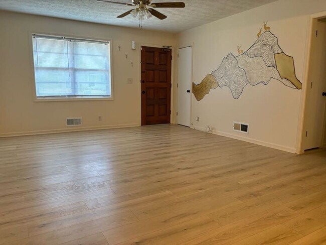 Building Photo - Welcome to this charming 3-bedroom, 1.5-ba...