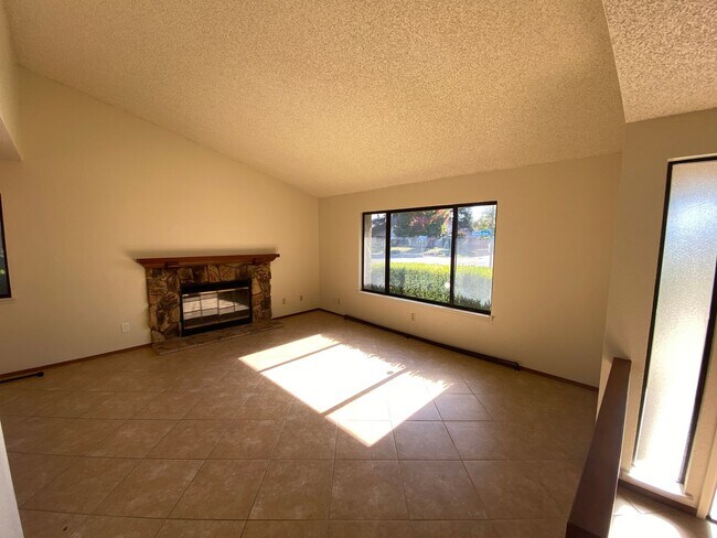Foto del edificio - Well Maintained, Large Corner Lot