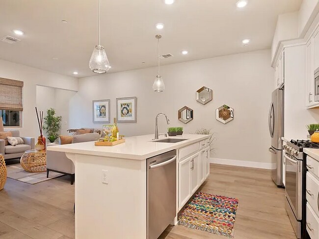 Building Photo - Premier 2/2 Condo in The Cannery- $500 OFF...