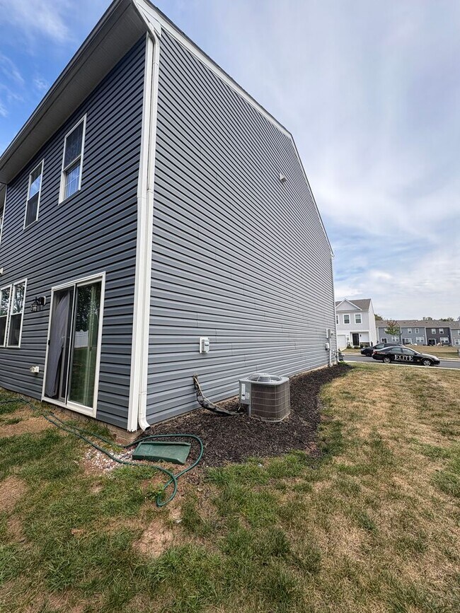 Building Photo - 3 Bedroom 2.5 Bath Townhouse Locust Run Northeastern SD