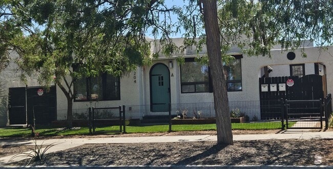 Building Photo - 204 Harvard Dr SE