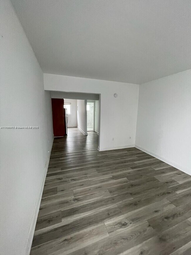 Foto del edificio - 7330 Harding Ave