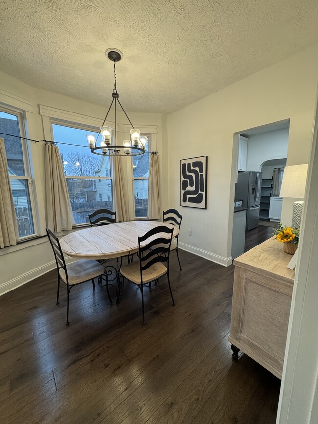 Building Photo - Hanscom Charmer