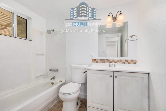 Building Photo - 1402 W Mercer Ln