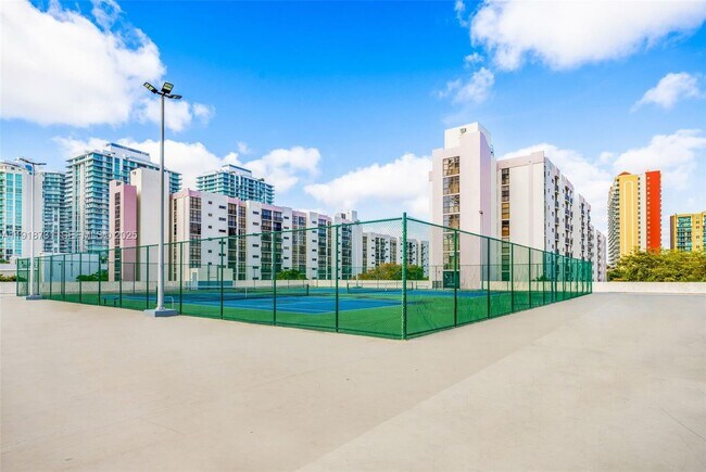 Foto del edificio - 17011 N Bay Rd