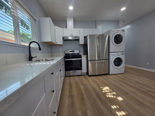 Building Photo - 1715 W 64th St