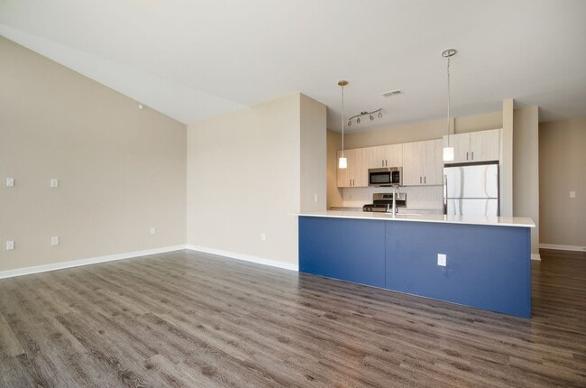 Building Photo - One Bedroom Luxury Apartment (Elevator Bui...