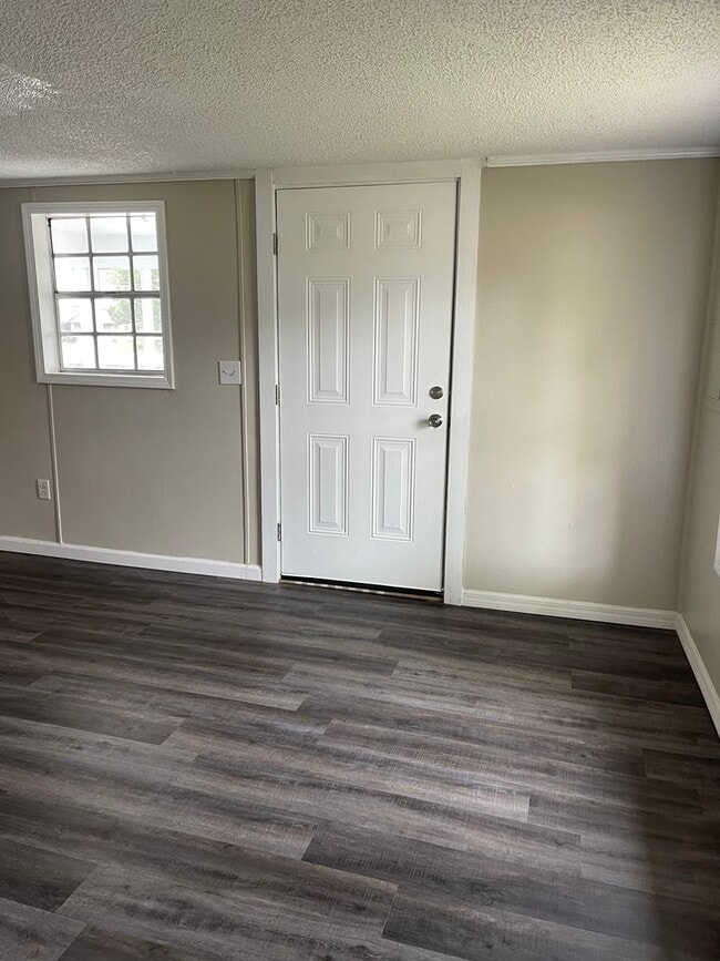 Building Photo - 3 Bed 1 Bath House