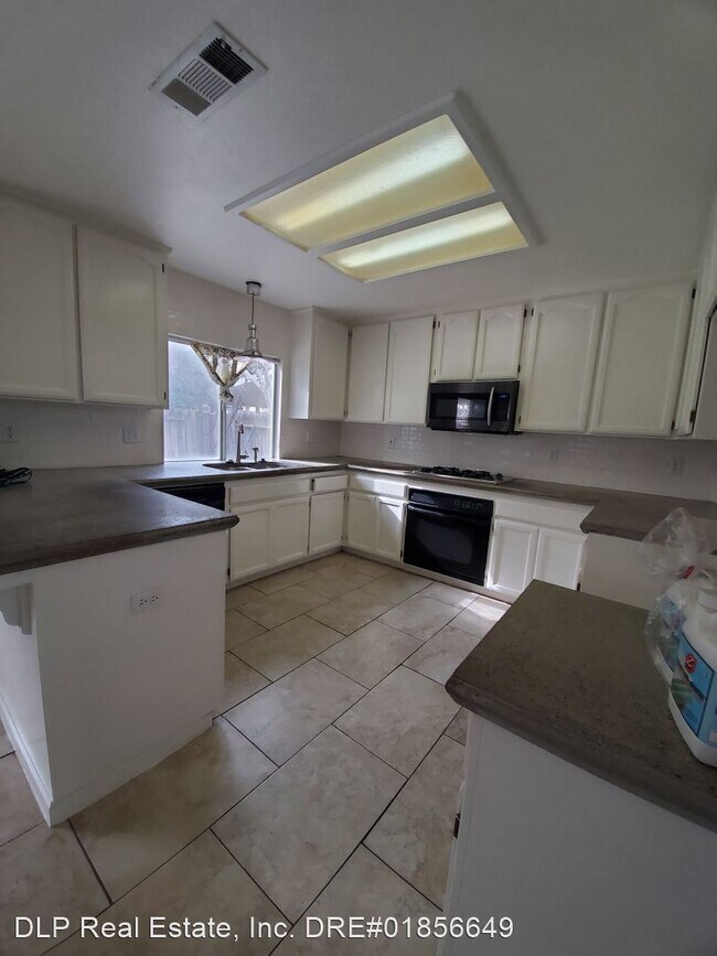 Building Photo - 4 br, 3 bath House - 949 Kathy Street