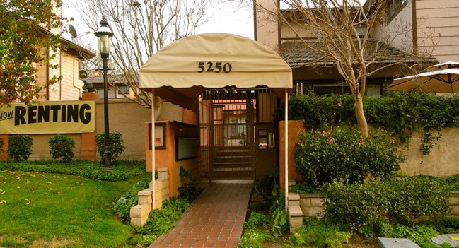Building Photo - 5250 Colodny Dr