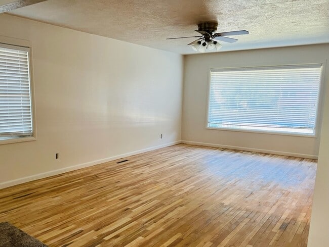 Building Photo - 313 Lauralin Dr