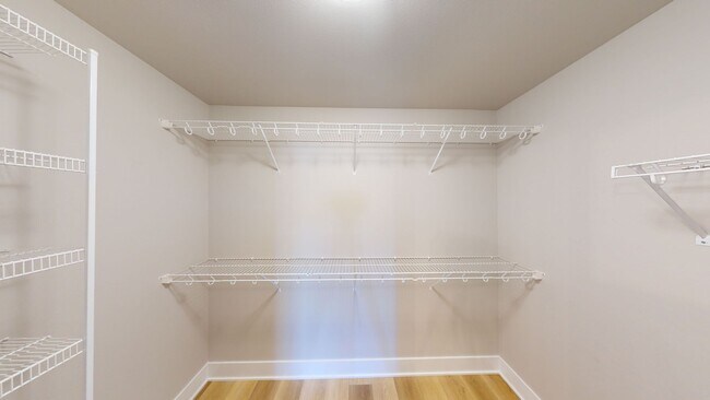 Building Photo - 3 Bedroom Townhome Available December 1st,...