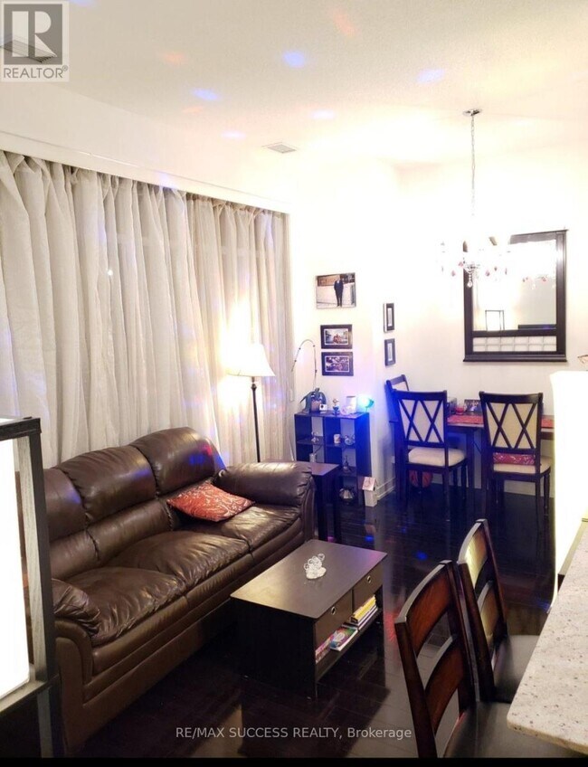 Photo du bâtiment - 365 Prince of Wales Dr