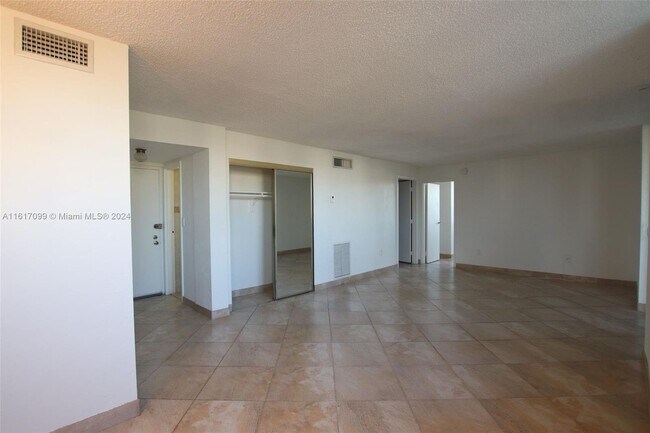 Building Photo - 7900 Tatum Waterway Drive Apt #414, Miami ...