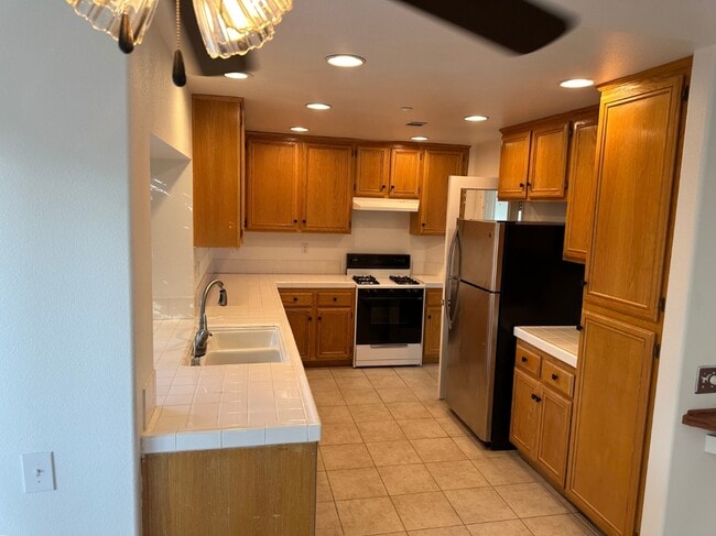Foto del edificio - 735 Blake Rd