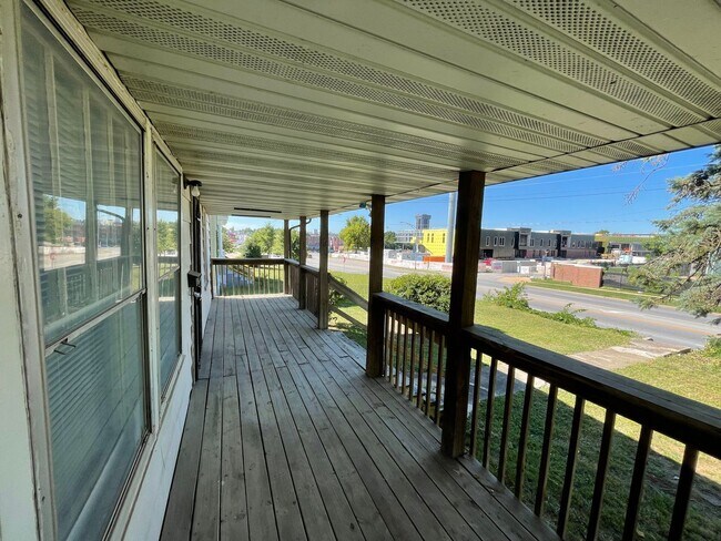 Building Photo - Newly remodeled 2 bed 1 bath with 1 car ga...