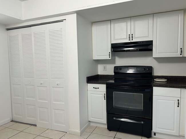 Building Photo - 25 Abbey Ln