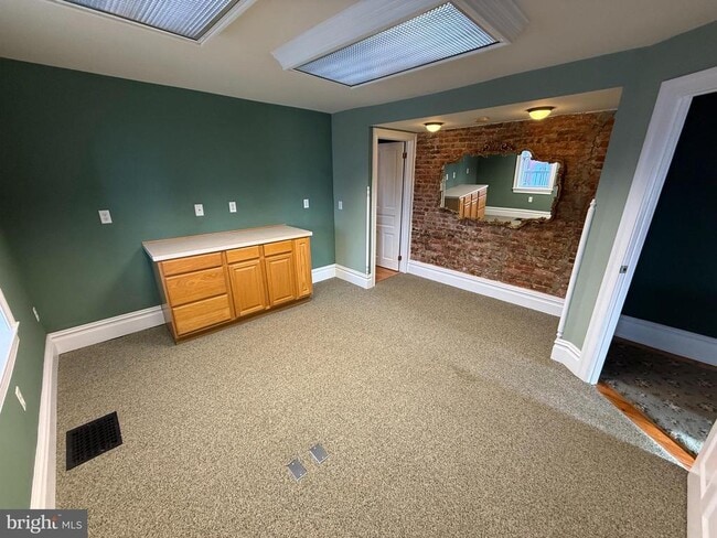 Building Photo - 405 Bridge St