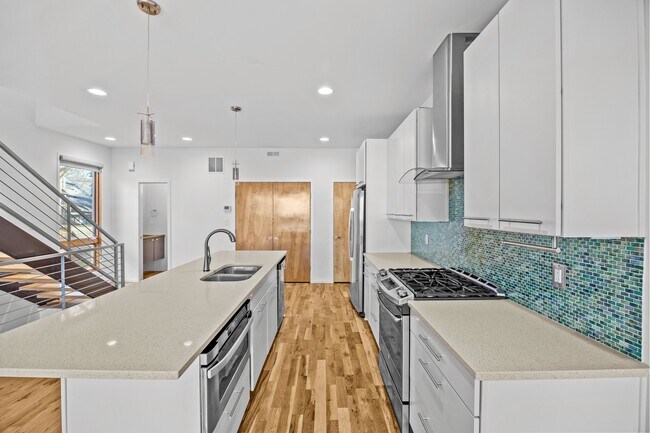 Foto del edificio - 909A Westbrook Dr