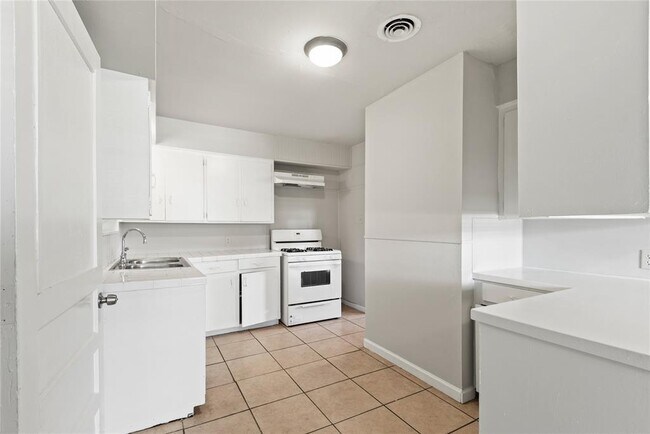 Building Photo - 5426 Lillian St
