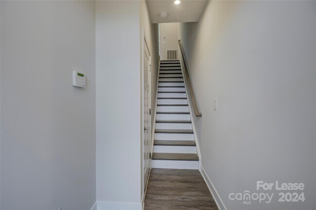 Foto del edificio - 252 Parkwood Ave