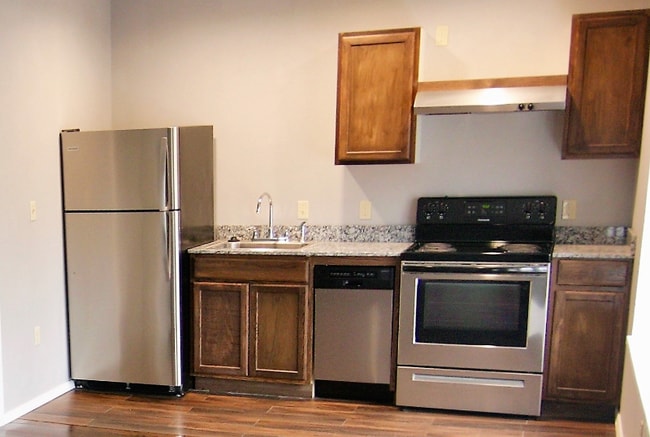 Building Photo - 1306 E 11th St