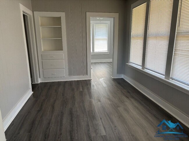 Building Photo - For Rent - 2 Bed/ 1 Bath Home