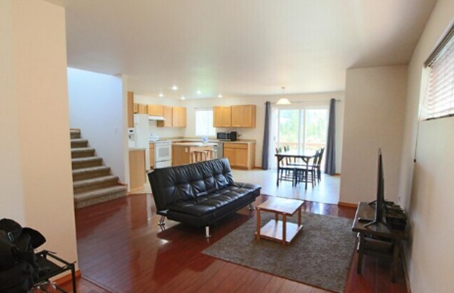 Foto del edificio - Spacious 3BR/2.5BA Home in Oly Schools w/ Open Floor Plan & Private Backyard