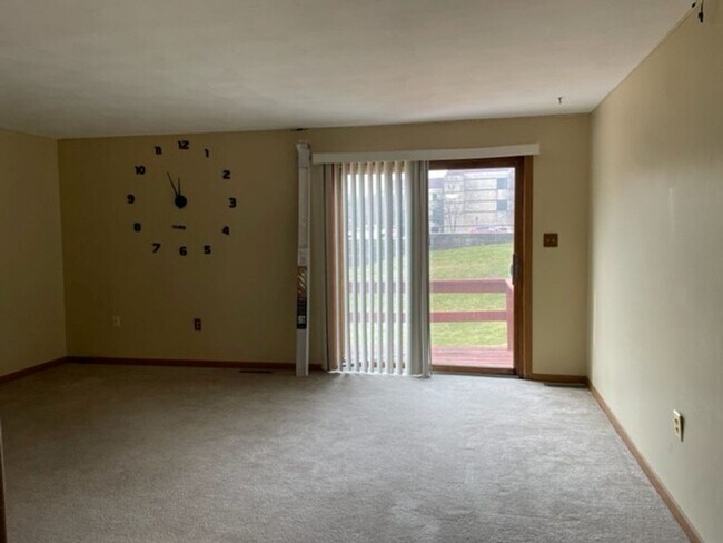 Foto del edificio - 576 Valley Rd