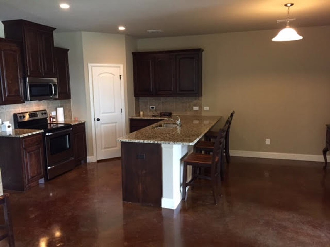 Building Photo - 3811 Plainview Rd