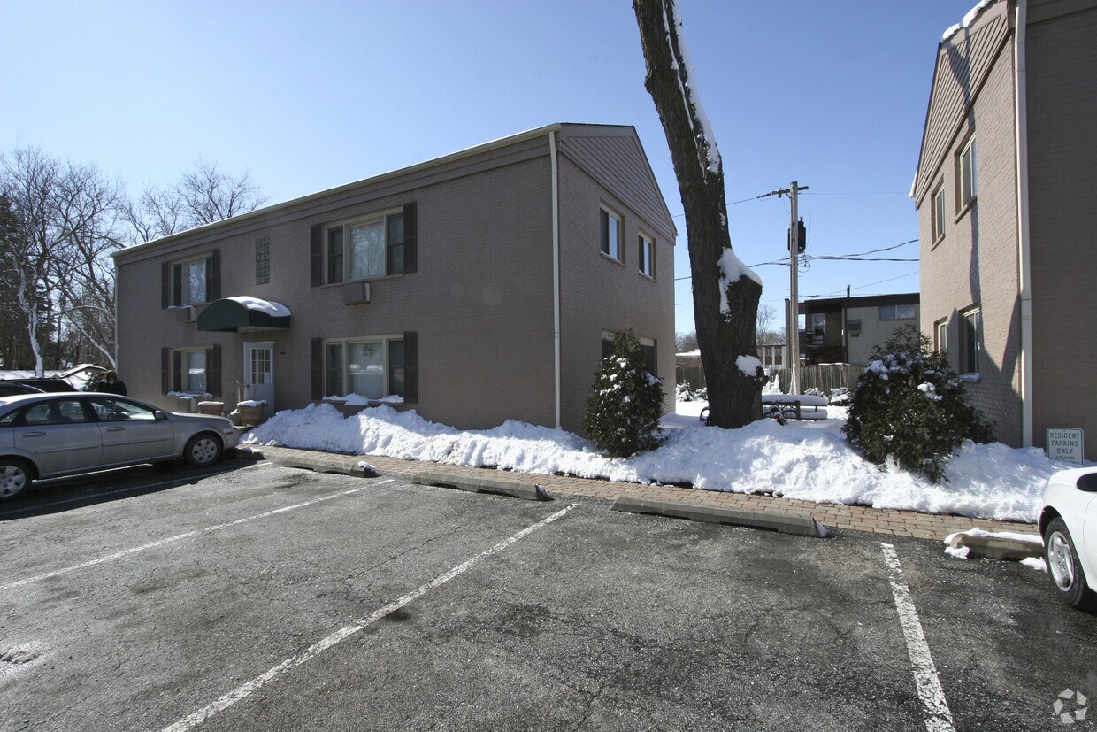 617621 W Park Ave, Libertyville, IL 60048 Apartments in Libertyville