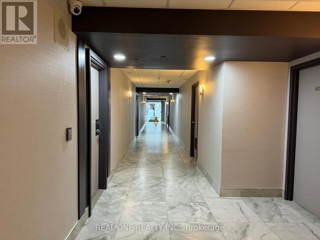 Building Photo - 325-325 Webb Dr