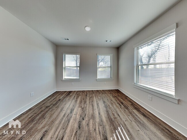 Building Photo - 1402 Love Ln