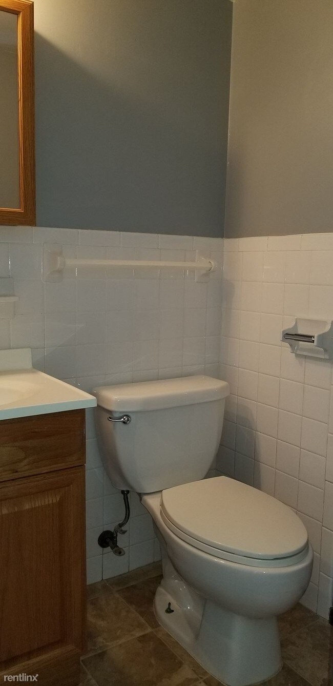 Building Photo - 2 br, 1.5 bath  - 570 Stonyridge Ave
