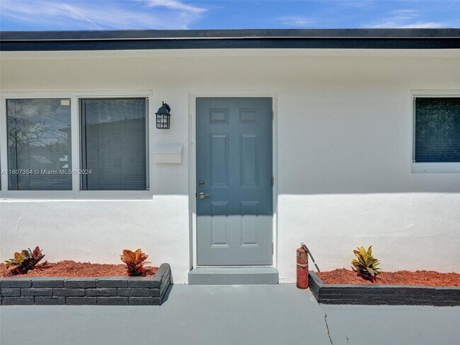 Building Photo - 800 SW 6th Ct