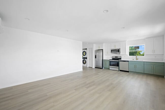 Building Photo - 840 E Cypress Ave