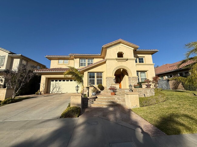 Building Photo - 5 bed, 4 1/2 bath pool home in gated commu...