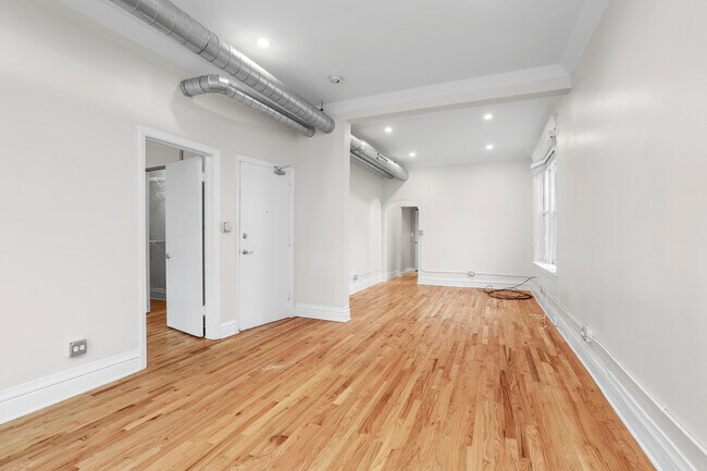 Building Photo - 846 W Sheridan Rd