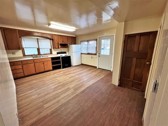 Foto del edificio - 414 E 7th-4 Bedroom Home