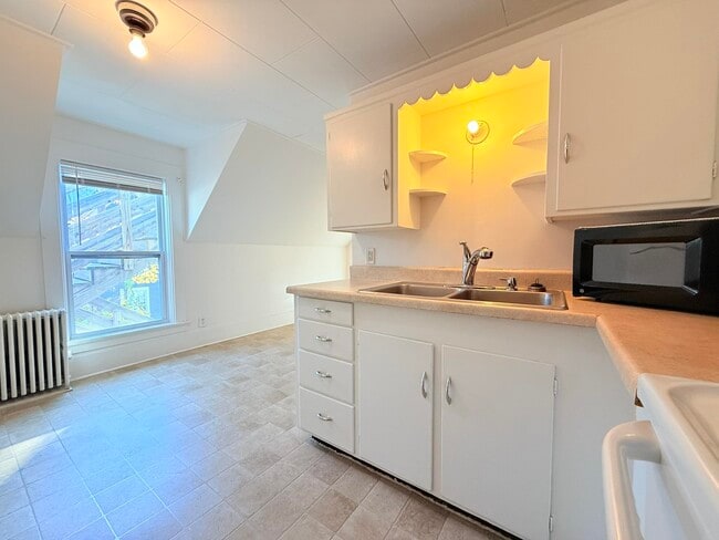 Building Photo - 10 Spruce Ave