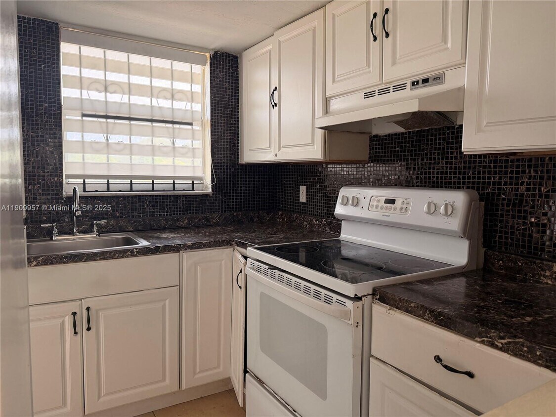 Foto principal - 13725 NE 6th Ave