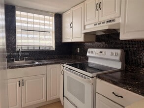 Building Photo - 13725 NE 6th Ave