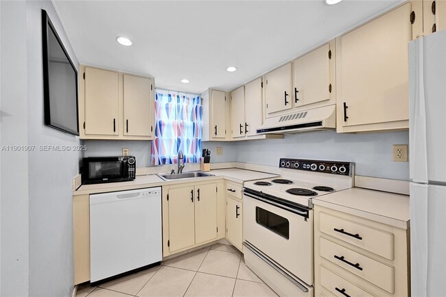 Building Photo - 3001 W Rolling Hills Cir