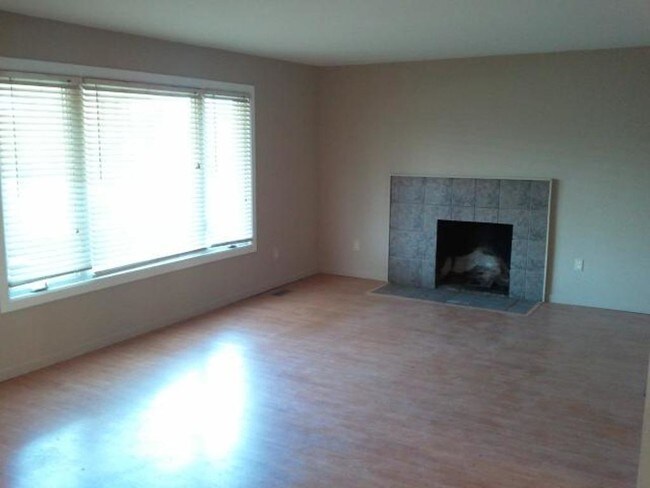 Building Photo - 15360 Ego Ave