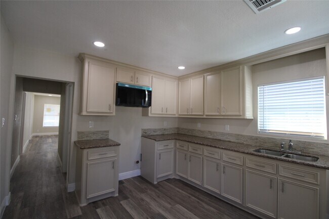 Foto del edificio - 6925 Avenue N