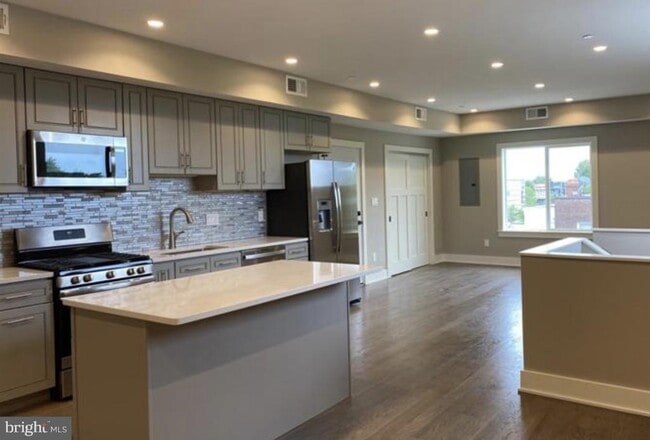 Building Photo - 1701 Trinidad Ave NE