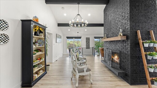 Foto del edificio - Renovated Mid-Century Modern Home in Belmont West with Finished Basement & Fenced Yard