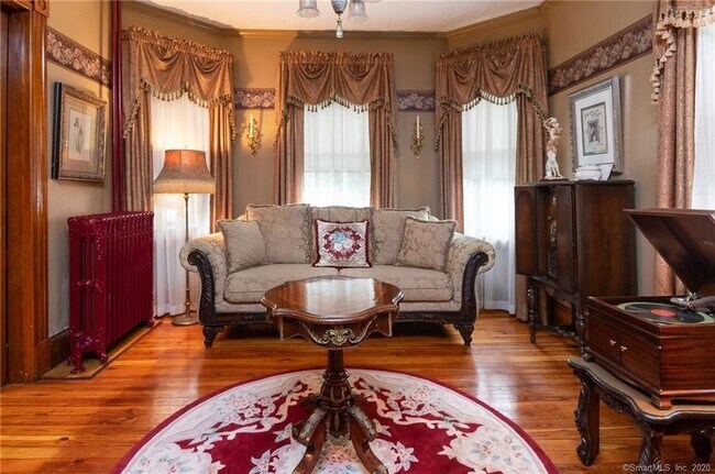 Living room - 185 Curtis St